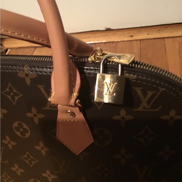BEAUTIFUL LV BAG VERY LIGHTLY USED ONLY $465.00🔥🔥🔥🎁🎁 . - Picture 15 of 16